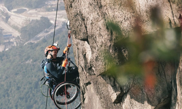 Η αναπηρία δε στάθηκε εμπόδιο για τον Lai Chi-wai στο να σκαρφαλώσει σ’ ένα βουνό 495 μέτρων