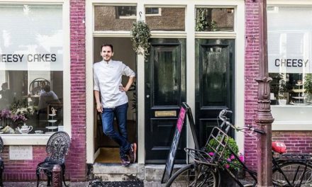 Ο Σπύρος Μαριάτος άνοιξε το πρώτο κατάστημα με cheesecakes στο Άμστερνταμ
