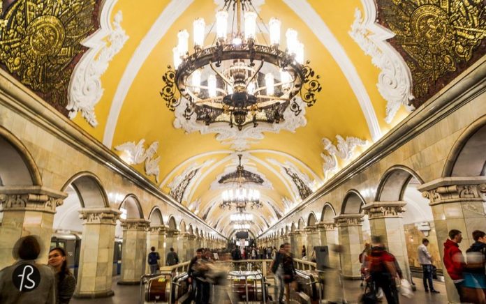 Στο μετρό της Μόσχας, οι επιβάτες παραχωρούν τη θέση τους στις εγκύους, χάρη στις κόκκινες  κονκάρδες