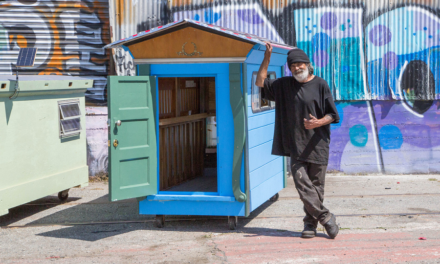 O Gregory Kloehn κατασκευάζει μικρά σπιτάκια για τους άστεγους από υλικά που βρίσκει στο δρόμο