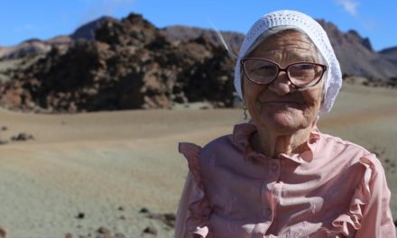 H «Baba Lena» στα 90 της ζει περιπέτειες σε όλο τον κόσμο κι οι followers της στα social την αποθεώνουν!