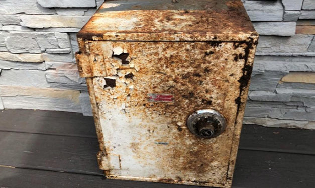Ζευγάρι στη Νέα Υόρκη ανακάλυψε ένα γεμάτο χρηματοκιβώτιο στην πίσω αυλή του σπιτιού του και το επέστρεψε στους κατόχους του