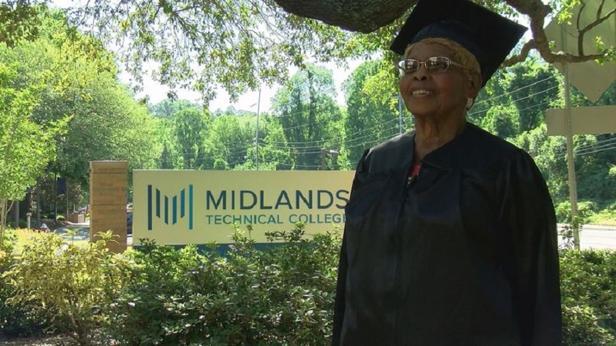 H Annie Dillard σε ηλικία 92 ετών αποκτά πτυχίο «Ανθρωπολογίας και Κοινωνιολογίας» και μελετά ήδη για το επόμενο!