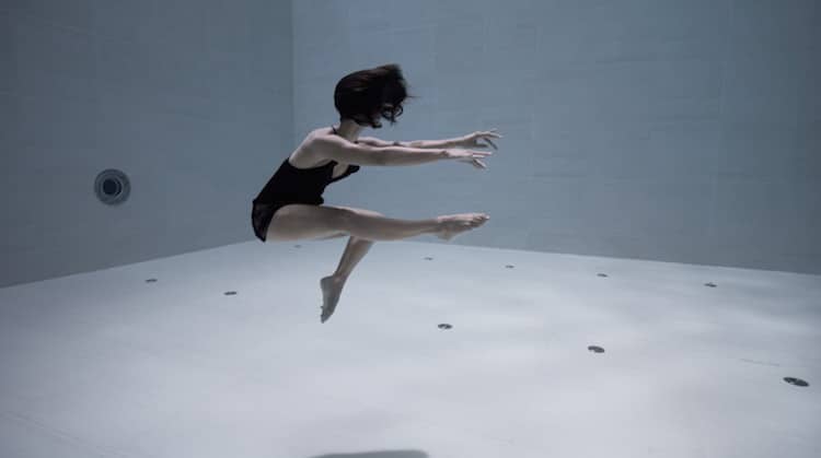 Μια εκπληκτική υποβρύχια χορογραφία από τη Julie Gautier, στην πιο βαθιά πισίνα του κόσμου