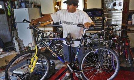 Πάνω από 3.500 ποδήλατα έχει επισκευάσει και δωρίσει ο Richard Bonnano, σε ανθρώπους που τα χρειάζονται