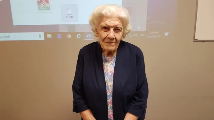 Στα 101 της χρόνια παραδίδει εθελοντικά μαθήματα υπολογιστών!