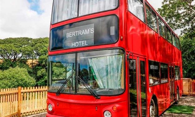 «Bertram’s Hotel» : Ένα διώροφο λεωφορείο που μετατράπηκε σε ξενοδοχείο με «άρωμα» δεκαετίας του ’50