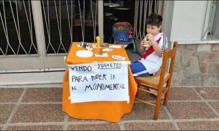 Μια έκπληξη περίμενε έναν 6χρονο που θέλησε να πουλήσει τα παιχνίδια του για ένα εισιτήριο της αγαπημένης του ομάδας