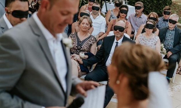 Καλεσμένοι σε γάμο φόρεσαν μάσκες για να βιώσουν την εμπειρία όπως η τυφλή νύφη