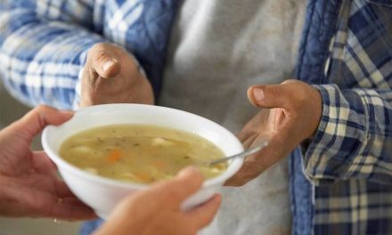 Σεφ φτιάχνουν σούπα για τους άστεγους της Αγίας Πετρούπολης