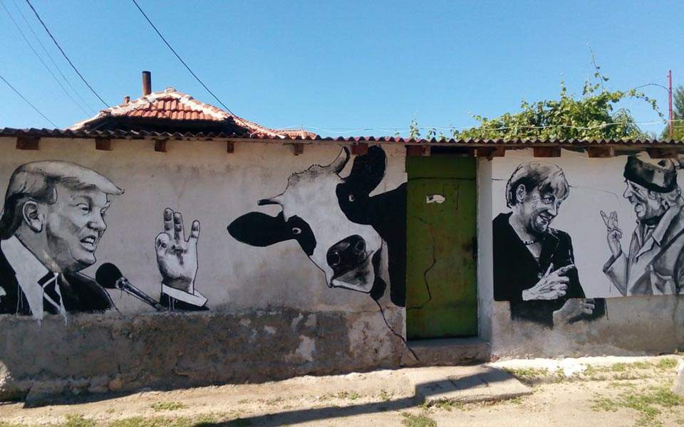 Διεθνείς προσωπικότητες «συνομιλούν» μέσα από γκράφιτι σε χωριό της Βουλγαρίας