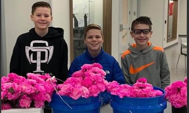 Τρεις μαθητές αγόρασαν λουλούδια και στα 270 κορίτσια του σχολείου τους την Ημέρα του Αγίου Βαλεντίνου