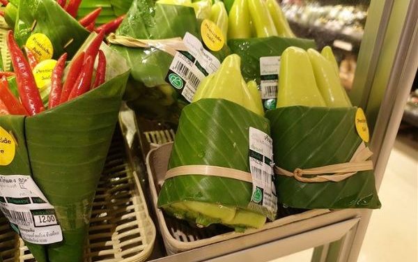 Σούπερ μάρκετ αντικαθιστά τις πλαστικές συσκευασίες με φύλλα μπανάνας