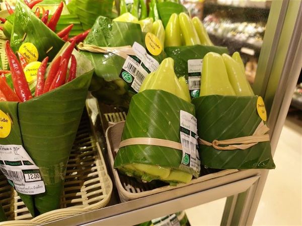 Σούπερ μάρκετ αντικαθιστά τις πλαστικές συσκευασίες με φύλλα μπανάνας