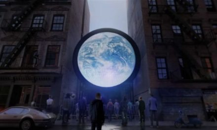 Η Γη σε ζωντανή αναμετάδοση πάνω σε ένα γλυπτό στη Νέα Υόρκη