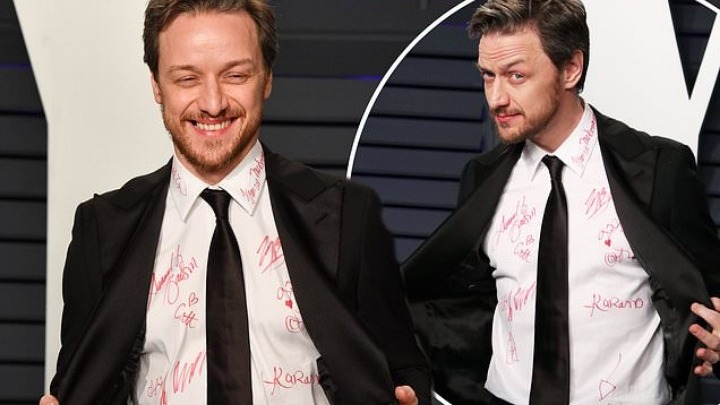 Ο James McAvoy αξιοποιεί το πουκάμισο με τα αυτόγραφα αστέρων για καλό σκοπό