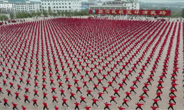 Θεαματική «χορογραφία» χιλιάδων μαθητών Κουνγκ Φου