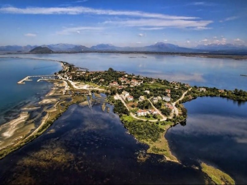 Το ομορφότερο ψαροχώρι της Ελλάδας που «επιπλέει» στο νερό!