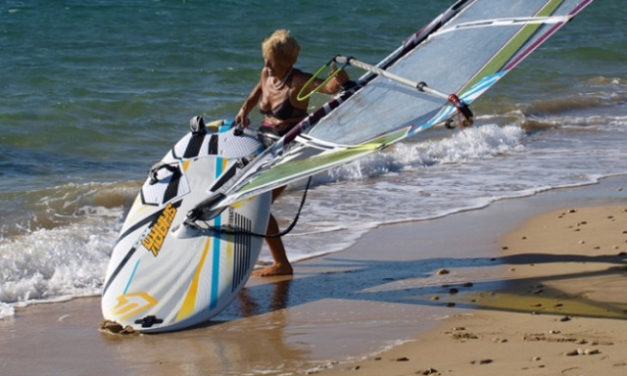 Μια 81χρονη από την Κεφαλονιά θα κάνει τον διάπλου Κυλλήνη-Σκάλα με windsurf