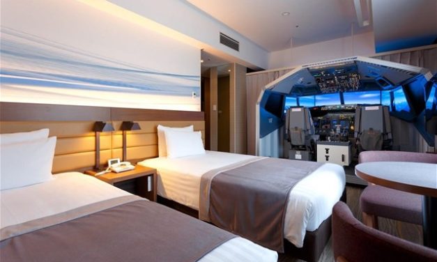 Ένα δωμάτιο ξενοδοχείου με προσομοιωτή πτήσης