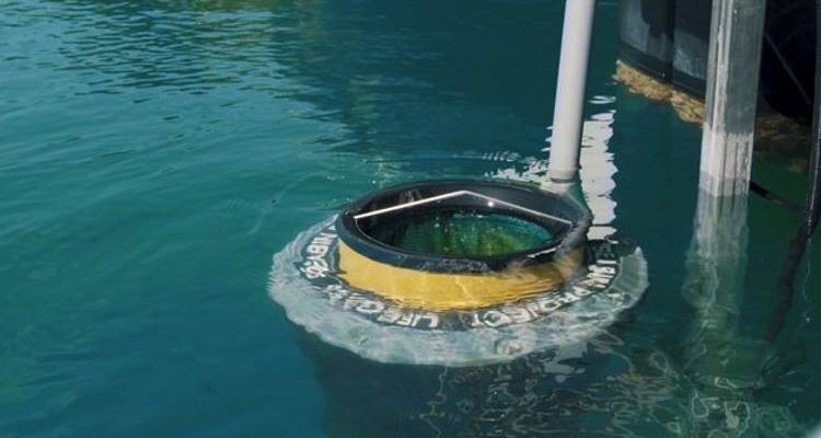 Ένας πλωτός κάδος που ρουφά πλαστικά από τη θάλασσα βρίσκεται στη Μαρίνα Φλοίσβου