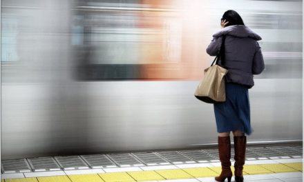 Ένας καθημερινός ήρωας: Άνδρας «έσωσε» κοπέλα που βιντεοσκοπούσαν εν αγνοία της στο μετρό κι έγινε viral