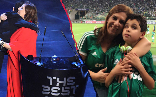 Φίλαθλος της χρονιάς από τη FIFA αναδείχθηκε μια μητέρα που είναι τα μάτια του τυφλού γιου της στο γήπεδο