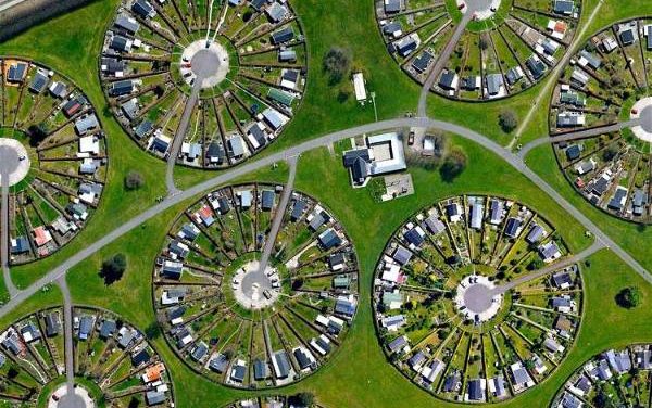 Η κοινότητα της Δανίας που μαγεύει με τους κυκλικούς της κήπους