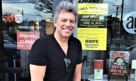 O Jon Bon Jovi άνοιξε δύο εστιατόρια για τους φτωχούς: Εδώ τρώνε δωρεάν όσοι έχουν ανάγκη & εκείνος πολλές φορές τους σερβίρει!