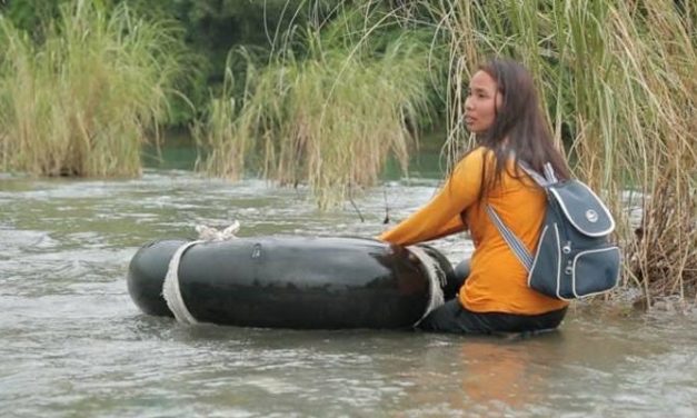 Δασκάλα στις Φιλιππίνες περνά μέσα από ποτάμια και περπατά 2 ώρες για να φτάσει στους μαθητές της