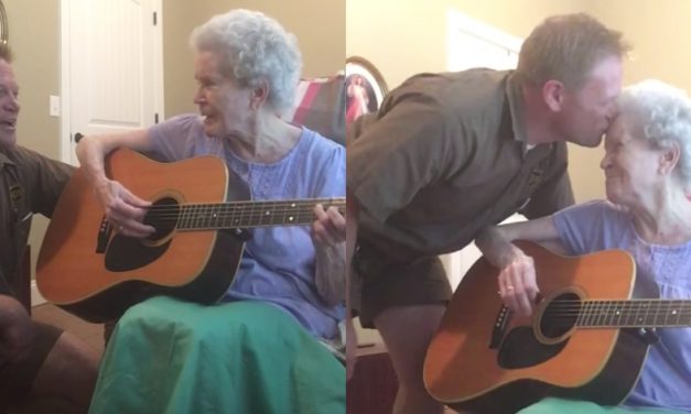 Γυναίκα πάσχει από Αλτσχάιμερ και ξεχνάει τα πάντα, αλλά ξανά θυμάται τον γιο της μόνο όταν τραγουδάνε