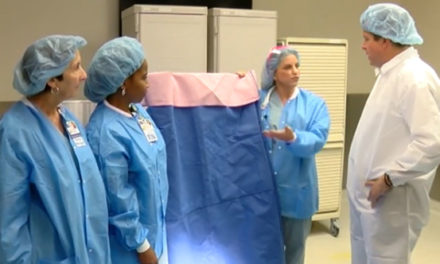 Νοσοκόμες δημιουργούν αδιάβροχα sleeping bags για άστεγους, από υλικό που χρησιμοποιείται για να προστατεύει τα χειρουργικά εργαλεία