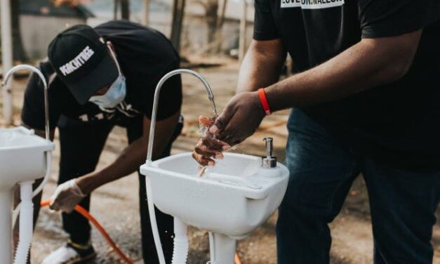 Η.Π.Α: Μέλη ΜΚΟ τοποθέτησαν φορητούς νιπτήρες για να έχουν οι άστεγοι πρόσβαση σε καθαρό νερό