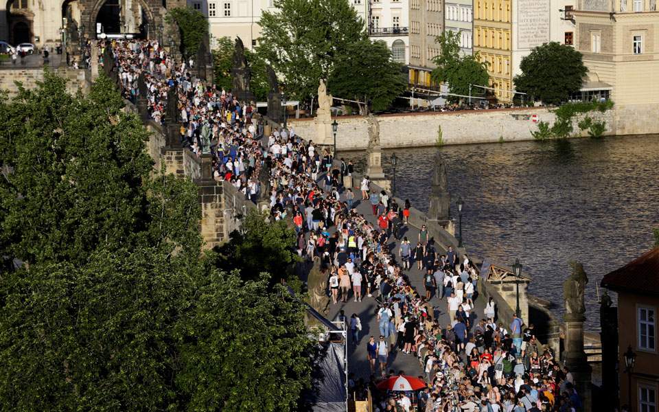 Πράγα: Χιλιάδες άνθρωποι γιόρτασαν «το τέλος της επιδημίας» με ένα μεγάλο τραπέζι