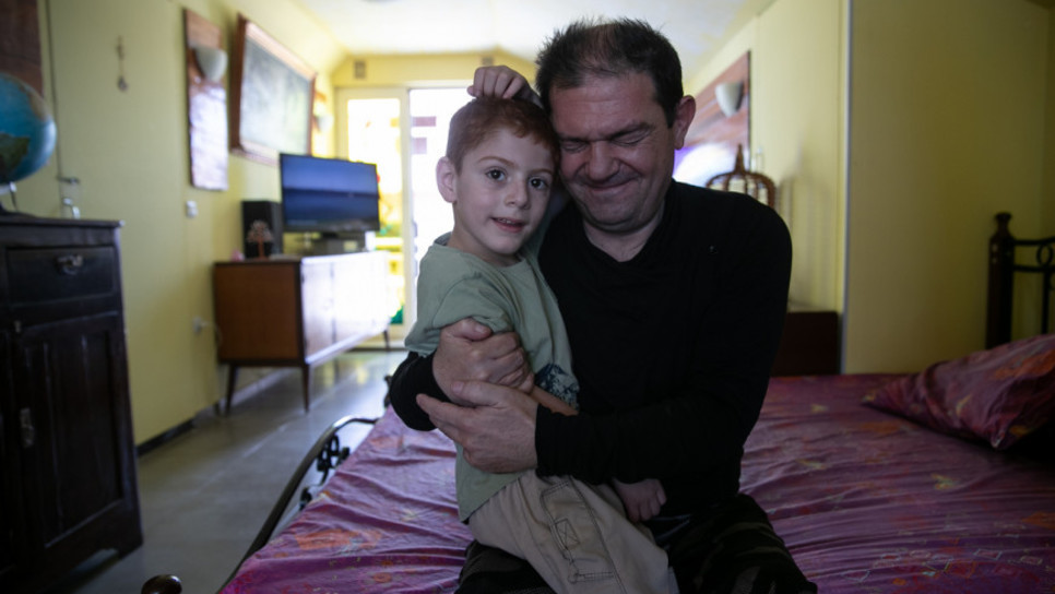 «Τόση αγάπη δεν έχω δεχθεί ποτέ»: Η οικογένεια προσφύγων που φρόντισε τον Έλληνα σπιτονοικοκύρη της