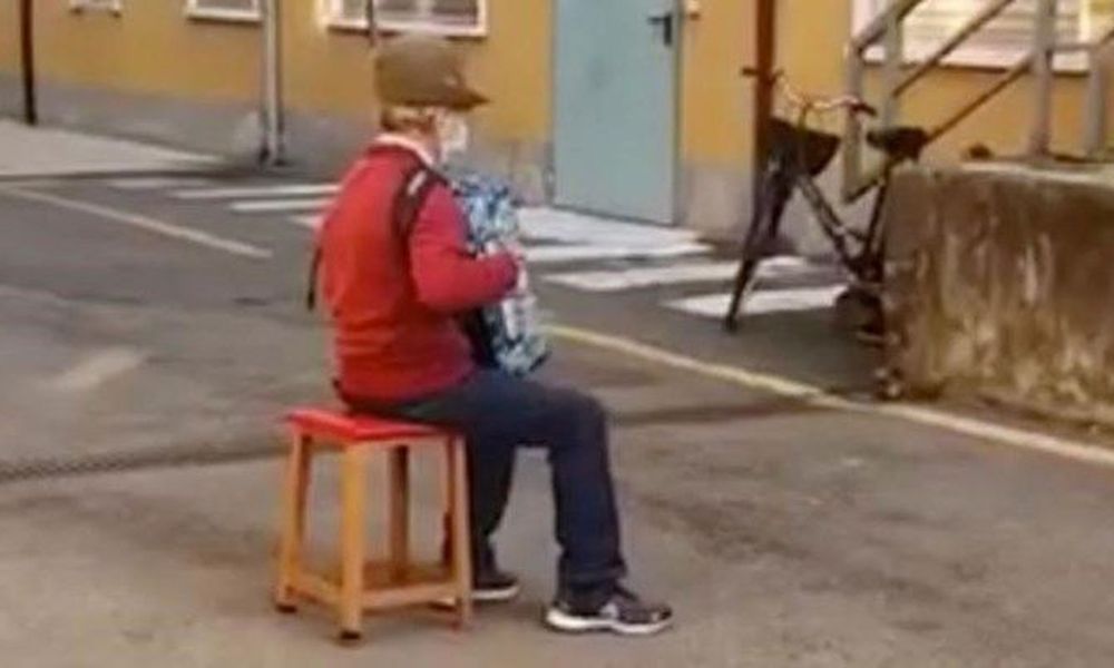Συγκινητικό βίντεο: 80χρονος κάνει καντάδα έξω από το νοσοκομείο που νοσηλεύεται η γυναίκα του