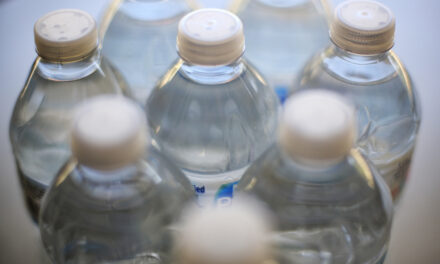 «Ρεκόρ» ανακύκλωσης στην Κίμωλο: 51.142 πλαστικές φιάλες σε λιγότερο από ένα μήνα