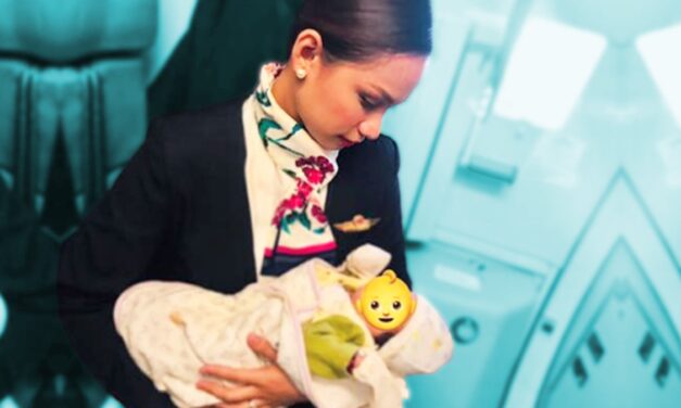 Μια αεροσυνοδός θηλάζει το μωρό μιας άλλης μαμάς εν πτήσει