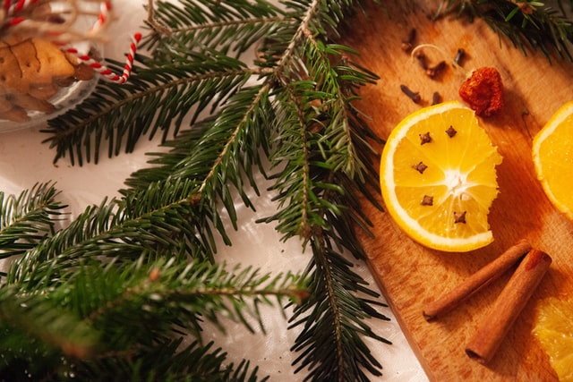 Τέσσερις εύκολοι και φυσικοί τρόποι να κάνετε το σπίτι σας να μυρίσει Χριστούγεννα