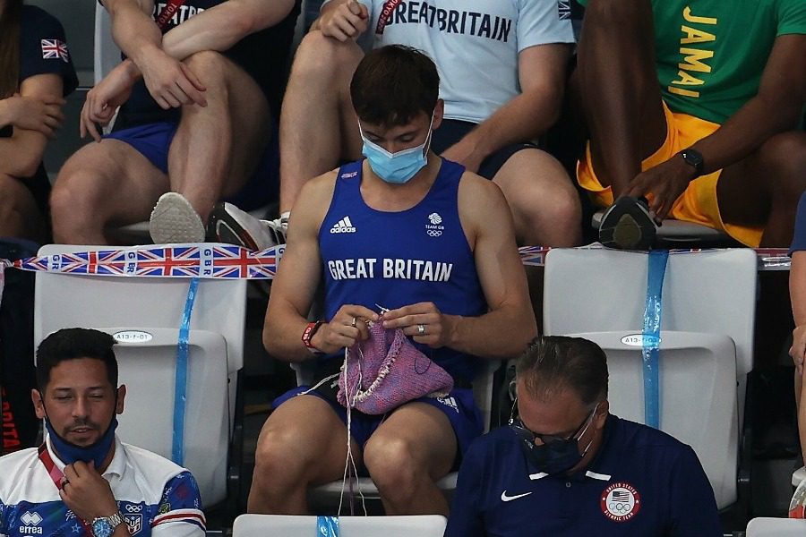 Τομ Ντάλεϊ: Ο Ολυμπιονίκης του Τόκιο που έγινε viral, επειδή έπλεκε, λανσάρει τη δική του σειρά για πλέξιμο