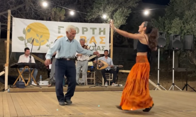 89χρονος χόρεψε με την εγγονή του σε τοπική γιορτή στη Σχοινούσα κι έγινε viral!