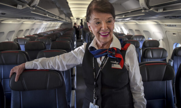 Η 86χρονη Bette Nash έγινε η μακροβιότερη αεροσυνοδός στον κόσμο