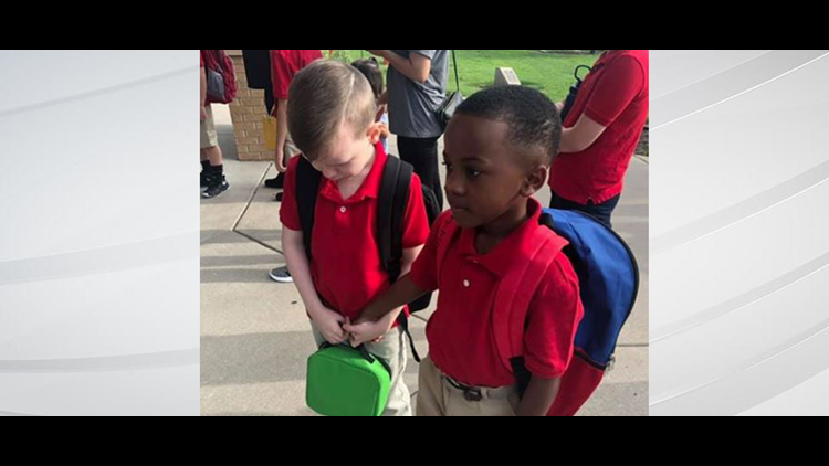 Ένας 8χρονος παρηγορεί αγοράκι με αυτισμό την πρώτη ημέρα του σχολείου