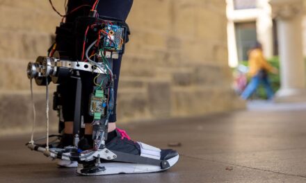 Εξωσκελετική ρομποτική μπότα βοηθά το περπάτημα ανθρώπων με κινητικά προβλήματα